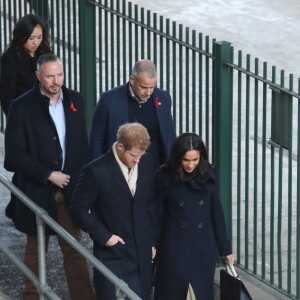 Le prince Harry et Meghan Markle (en manteau Mackage) à Nottingham le 1er décembre 2017, leur premier engagement officiel en couple après l'annonce de leurs fiançailles. Au programme, une visite de la journée contre le sida du Terrence Higgins Trust et de la Nottingham Academy qui aide des jeunes de 3 à 19 ans.