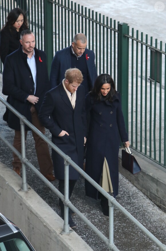 Le prince Harry et Meghan Markle (en manteau Mackage) à Nottingham le 1er décembre 2017, leur premier engagement officiel en couple après l'annonce de leurs fiançailles. Au programme, une visite de la journée contre le sida du Terrence Higgins Trust et de la Nottingham Academy qui aide des jeunes de 3 à 19 ans.