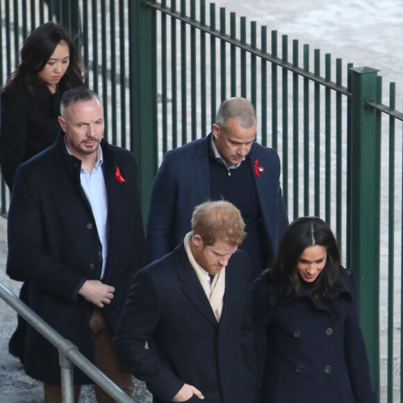 Le prince Harry et Meghan Markle (en manteau Mackage) à Nottingham le 1er décembre 2017, leur premier engagement officiel en couple après l'annonce de leurs fiançailles. Au programme, une visite de la journée contre le sida du Terrence Higgins Trust et de la Nottingham Academy qui aide des jeunes de 3 à 19 ans.