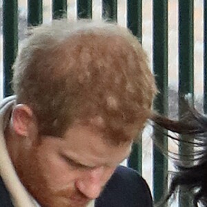 Le prince Harry et Meghan Markle (en manteau Mackage) à Nottingham le 1er décembre 2017, leur premier engagement officiel en couple après l'annonce de leurs fiançailles. Au programme, une visite de la journée contre le sida du Terrence Higgins Trust et de la Nottingham Academy qui aide des jeunes de 3 à 19 ans.