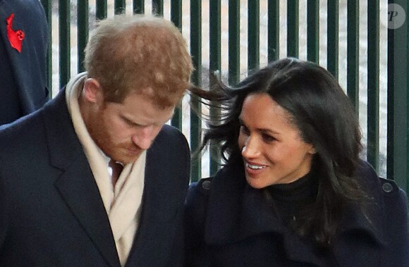 Le prince Harry et Meghan Markle (en manteau Mackage) à Nottingham le 1er décembre 2017, leur premier engagement officiel en couple après l'annonce de leurs fiançailles. Au programme, une visite de la journée contre le sida du Terrence Higgins Trust et de la Nottingham Academy qui aide des jeunes de 3 à 19 ans.