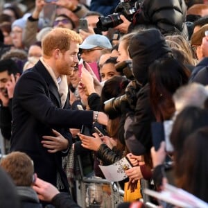 Le prince Harry et Meghan Markle (en manteau Mackage) à Nottingham le 1er décembre 2017, leur premier engagement officiel en couple après l'annonce de leurs fiançailles. Au programme, une visite de la journée contre le sida du Terrence Higgins Trust et de la Nottingham Academy qui aide des jeunes de 3 à 19 ans.