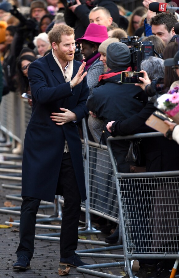 Le prince Harry et Meghan Markle (en manteau Mackage) à Nottingham le 1er décembre 2017, leur premier engagement officiel en couple après l'annonce de leurs fiançailles. Au programme, une visite de la journée contre le sida du Terrence Higgins Trust et de la Nottingham Academy qui aide des jeunes de 3 à 19 ans.