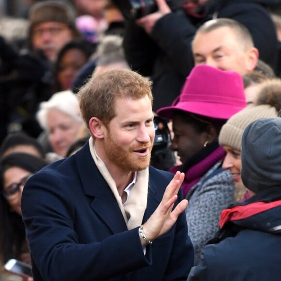 Le prince Harry et Meghan Markle (en manteau Mackage) à Nottingham le 1er décembre 2017, leur premier engagement officiel en couple après l'annonce de leurs fiançailles. Au programme, une visite de la journée contre le sida du Terrence Higgins Trust et de la Nottingham Academy qui aide des jeunes de 3 à 19 ans.