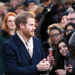 Le prince Harry et Meghan Markle (en manteau Mackage) à Nottingham le 1er décembre 2017, leur premier engagement officiel en couple après l'annonce de leurs fiançailles. Au programme, une visite de la journée contre le sida du Terrence Higgins Trust et de la Nottingham Academy qui aide des jeunes de 3 à 19 ans.