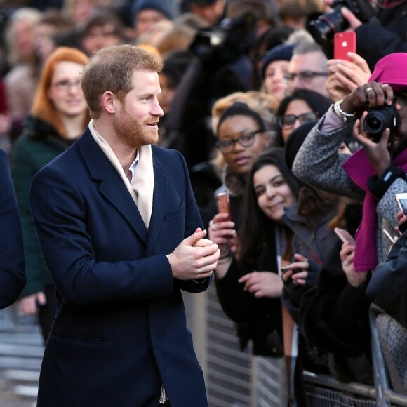 Le prince Harry et Meghan Markle (en manteau Mackage) à Nottingham le 1er décembre 2017, leur premier engagement officiel en couple après l'annonce de leurs fiançailles. Au programme, une visite de la journée contre le sida du Terrence Higgins Trust et de la Nottingham Academy qui aide des jeunes de 3 à 19 ans.