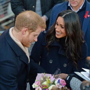 Le prince Harry et Meghan Markle (en manteau Mackage) à Nottingham le 1er décembre 2017, leur premier engagement officiel en couple après l'annonce de leurs fiançailles. Au programme, une visite de la journée contre le sida du Terrence Higgins Trust et de la Nottingham Academy qui aide des jeunes de 3 à 19 ans.