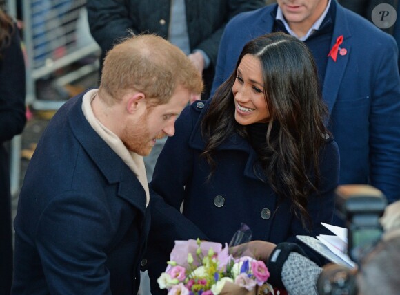Le prince Harry et Meghan Markle (en manteau Mackage) à Nottingham le 1er décembre 2017, leur premier engagement officiel en couple après l'annonce de leurs fiançailles. Au programme, une visite de la journée contre le sida du Terrence Higgins Trust et de la Nottingham Academy qui aide des jeunes de 3 à 19 ans.