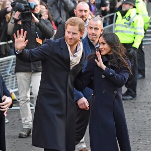 Le prince Harry et Meghan Markle (en manteau Mackage) à Nottingham le 1er décembre 2017, leur premier engagement officiel en couple après l'annonce de leurs fiançailles. Au programme, une visite de la journée contre le sida du Terrence Higgins Trust et de la Nottingham Academy qui aide des jeunes de 3 à 19 ans.