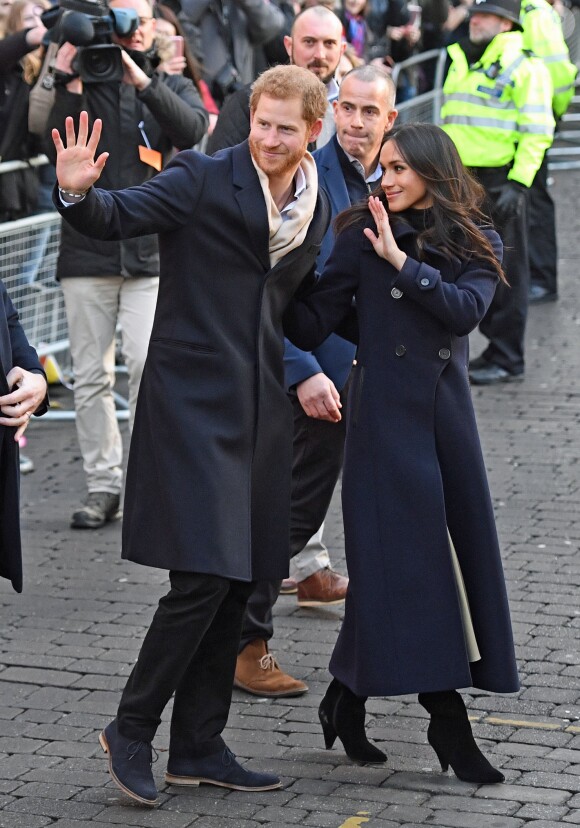 Le prince Harry et Meghan Markle (en manteau Mackage) à Nottingham le 1er décembre 2017, leur premier engagement officiel en couple après l'annonce de leurs fiançailles. Au programme, une visite de la journée contre le sida du Terrence Higgins Trust et de la Nottingham Academy qui aide des jeunes de 3 à 19 ans.