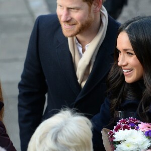 Le prince Harry et Meghan Markle (en manteau Mackage) à Nottingham le 1er décembre 2017, leur premier engagement officiel en couple après l'annonce de leurs fiançailles. Au programme, une visite de la journée contre le sida du Terrence Higgins Trust et de la Nottingham Academy qui aide des jeunes de 3 à 19 ans.