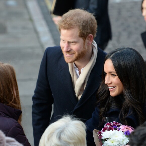 Le prince Harry et Meghan Markle (en manteau Mackage) à Nottingham le 1er décembre 2017, leur premier engagement officiel en couple après l'annonce de leurs fiançailles. Au programme, une visite de la journée contre le sida du Terrence Higgins Trust et de la Nottingham Academy qui aide des jeunes de 3 à 19 ans.