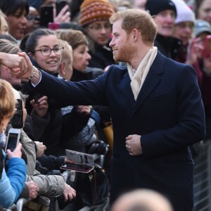 Le prince Harry et Meghan Markle (en manteau Mackage) à Nottingham le 1er décembre 2017, leur premier engagement officiel en couple après l'annonce de leurs fiançailles. Au programme, une visite de la journée contre le sida du Terrence Higgins Trust et de la Nottingham Academy qui aide des jeunes de 3 à 19 ans.