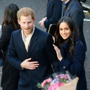 Le prince Harry et Meghan Markle (en manteau Mackage) à Nottingham le 1er décembre 2017, leur premier engagement officiel en couple après l'annonce de leurs fiançailles. Au programme, une visite de la journée contre le sida du Terrence Higgins Trust et de la Nottingham Academy qui aide des jeunes de 3 à 19 ans.