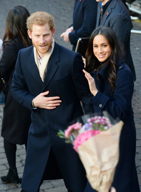 Le prince Harry et Meghan Markle (en manteau Mackage) à Nottingham le 1er décembre 2017, leur premier engagement officiel en couple après l'annonce de leurs fiançailles. Au programme, une visite de la journée contre le sida du Terrence Higgins Trust et de la Nottingham Academy qui aide des jeunes de 3 à 19 ans.