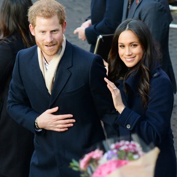 Le prince Harry et Meghan Markle (en manteau Mackage) à Nottingham le 1er décembre 2017, leur premier engagement officiel en couple après l'annonce de leurs fiançailles. Au programme, une visite de la journée contre le sida du Terrence Higgins Trust et de la Nottingham Academy qui aide des jeunes de 3 à 19 ans.