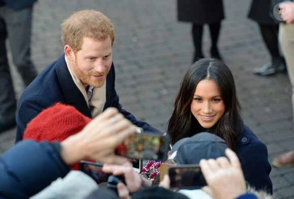 Le prince Harry et Meghan Markle (en manteau Mackage) à Nottingham le 1er décembre 2017, leur premier engagement officiel en couple après l'annonce de leurs fiançailles. Au programme, une visite de la journée contre le sida du Terrence Higgins Trust et de la Nottingham Academy qui aide des jeunes de 3 à 19 ans.