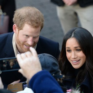 Le prince Harry et Meghan Markle (en manteau Mackage) à Nottingham le 1er décembre 2017, leur premier engagement officiel en couple après l'annonce de leurs fiançailles. Au programme, une visite de la journée contre le sida du Terrence Higgins Trust et de la Nottingham Academy qui aide des jeunes de 3 à 19 ans.