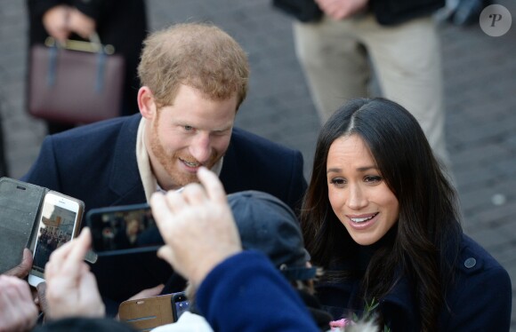 Le prince Harry et Meghan Markle (en manteau Mackage) à Nottingham le 1er décembre 2017, leur premier engagement officiel en couple après l'annonce de leurs fiançailles. Au programme, une visite de la journée contre le sida du Terrence Higgins Trust et de la Nottingham Academy qui aide des jeunes de 3 à 19 ans.