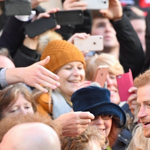 Le prince Harry et Meghan Markle (en manteau Mackage) à Nottingham le 1er décembre 2017, leur premier engagement officiel en couple après l'annonce de leurs fiançailles. Au programme, une visite de la journée contre le sida du Terrence Higgins Trust et de la Nottingham Academy qui aide des jeunes de 3 à 19 ans.