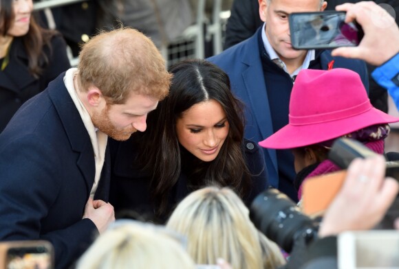 Le prince Harry et Meghan Markle (en manteau Mackage) à Nottingham le 1er décembre 2017, leur premier engagement officiel en couple après l'annonce de leurs fiançailles. Au programme, une visite de la journée contre le sida du Terrence Higgins Trust et de la Nottingham Academy qui aide des jeunes de 3 à 19 ans.