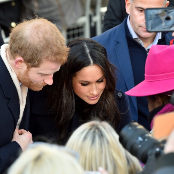 Le prince Harry et Meghan Markle (en manteau Mackage) à Nottingham le 1er décembre 2017, leur premier engagement officiel en couple après l'annonce de leurs fiançailles. Au programme, une visite de la journée contre le sida du Terrence Higgins Trust et de la Nottingham Academy qui aide des jeunes de 3 à 19 ans.