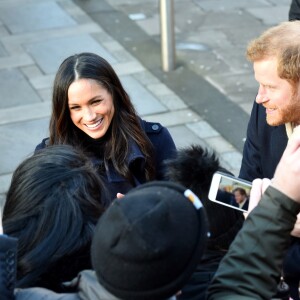 Le prince Harry et Meghan Markle (en manteau Mackage) à Nottingham le 1er décembre 2017, leur premier engagement officiel en couple après l'annonce de leurs fiançailles. Au programme, une visite de la journée contre le sida du Terrence Higgins Trust et de la Nottingham Academy qui aide des jeunes de 3 à 19 ans.