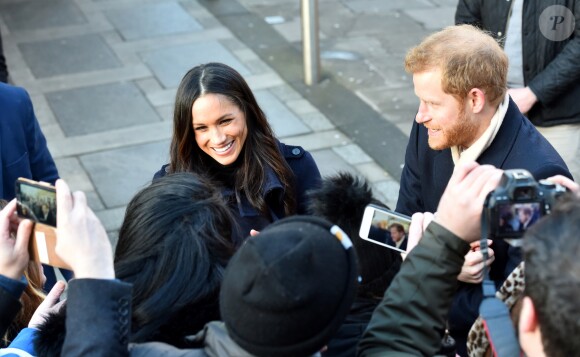 Le prince Harry et Meghan Markle (en manteau Mackage) à Nottingham le 1er décembre 2017, leur premier engagement officiel en couple après l'annonce de leurs fiançailles. Au programme, une visite de la journée contre le sida du Terrence Higgins Trust et de la Nottingham Academy qui aide des jeunes de 3 à 19 ans.