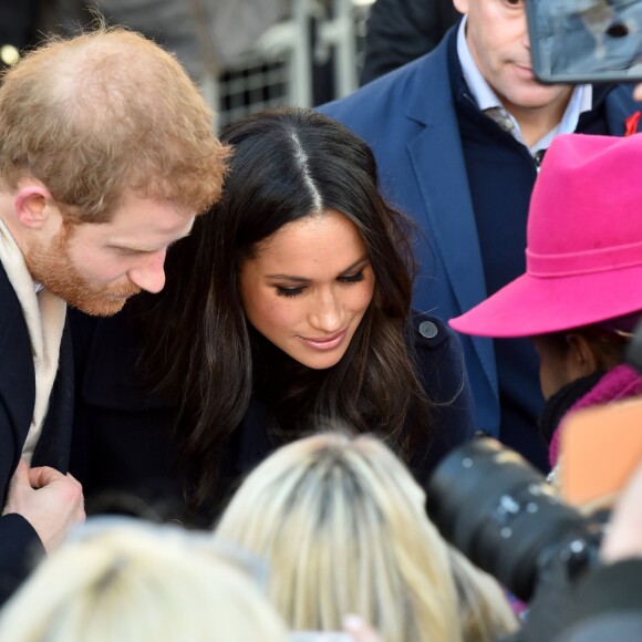 Le prince Harry et Meghan Markle (en manteau Mackage) à Nottingham le 1er décembre 2017, leur premier engagement officiel en couple après l'annonce de leurs fiançailles. Au programme, une visite de la journée contre le sida du Terrence Higgins Trust et de la Nottingham Academy qui aide des jeunes de 3 à 19 ans.