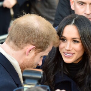 Le prince Harry et Meghan Markle (en manteau Mackage) à Nottingham le 1er décembre 2017, leur premier engagement officiel en couple après l'annonce de leurs fiançailles. Au programme, une visite de la journée contre le sida du Terrence Higgins Trust et de la Nottingham Academy qui aide des jeunes de 3 à 19 ans.