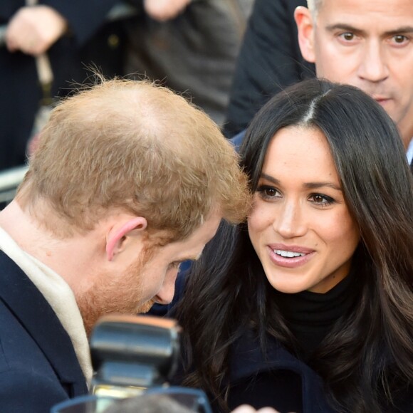 Le prince Harry et Meghan Markle (en manteau Mackage) à Nottingham le 1er décembre 2017, leur premier engagement officiel en couple après l'annonce de leurs fiançailles. Au programme, une visite de la journée contre le sida du Terrence Higgins Trust et de la Nottingham Academy qui aide des jeunes de 3 à 19 ans.