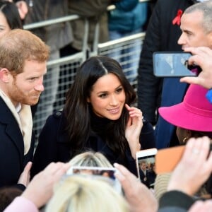 Le prince Harry et Meghan Markle (en manteau Mackage) à Nottingham le 1er décembre 2017, leur premier engagement officiel en couple après l'annonce de leurs fiançailles. Au programme, une visite de la journée contre le sida du Terrence Higgins Trust et de la Nottingham Academy qui aide des jeunes de 3 à 19 ans.