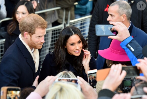 Le prince Harry et Meghan Markle (en manteau Mackage) à Nottingham le 1er décembre 2017, leur premier engagement officiel en couple après l'annonce de leurs fiançailles. Au programme, une visite de la journée contre le sida du Terrence Higgins Trust et de la Nottingham Academy qui aide des jeunes de 3 à 19 ans.