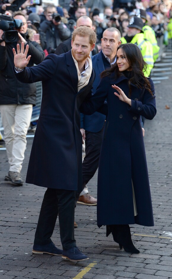 Le prince Harry et Meghan Markle (en manteau Mackage) à Nottingham le 1er décembre 2017, leur premier engagement officiel en couple après l'annonce de leurs fiançailles. Au programme, une visite de la journée contre le sida du Terrence Higgins Trust et de la Nottingham Academy qui aide des jeunes de 3 à 19 ans.