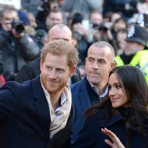 Le prince Harry et Meghan Markle (en manteau Mackage) à Nottingham le 1er décembre 2017, leur premier engagement officiel en couple après l'annonce de leurs fiançailles. Au programme, une visite de la journée contre le sida du Terrence Higgins Trust et de la Nottingham Academy qui aide des jeunes de 3 à 19 ans.