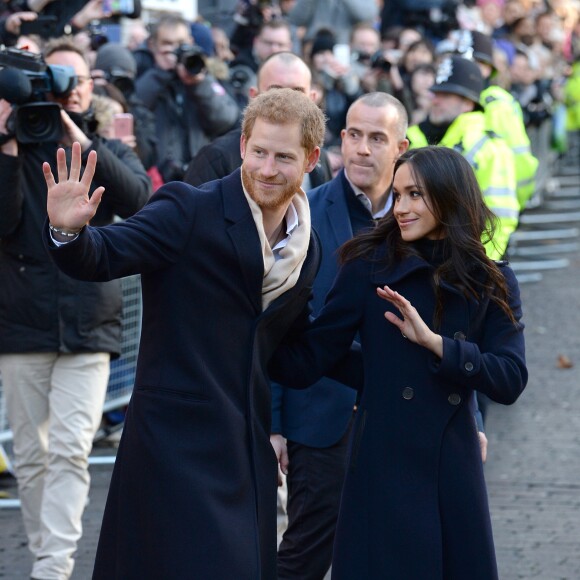 Le prince Harry et Meghan Markle (en manteau Mackage) à Nottingham le 1er décembre 2017, leur premier engagement officiel en couple après l'annonce de leurs fiançailles. Au programme, une visite de la journée contre le sida du Terrence Higgins Trust et de la Nottingham Academy qui aide des jeunes de 3 à 19 ans.