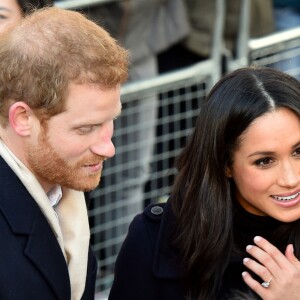 Le prince Harry et Meghan Markle (en manteau Mackage) à Nottingham le 1er décembre 2017, leur premier engagement officiel en couple après l'annonce de leurs fiançailles. Au programme, une visite de la journée contre le sida du Terrence Higgins Trust et de la Nottingham Academy qui aide des jeunes de 3 à 19 ans.