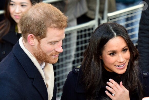Le prince Harry et Meghan Markle (en manteau Mackage) à Nottingham le 1er décembre 2017, leur premier engagement officiel en couple après l'annonce de leurs fiançailles. Au programme, une visite de la journée contre le sida du Terrence Higgins Trust et de la Nottingham Academy qui aide des jeunes de 3 à 19 ans.