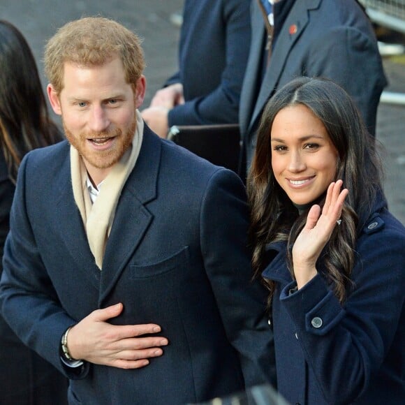 Le prince Harry et Meghan Markle (en manteau Mackage) à Nottingham le 1er décembre 2017, leur premier engagement officiel en couple après l'annonce de leurs fiançailles. Au programme, une visite de la journée contre le sida du Terrence Higgins Trust et de la Nottingham Academy qui aide des jeunes de 3 à 19 ans.