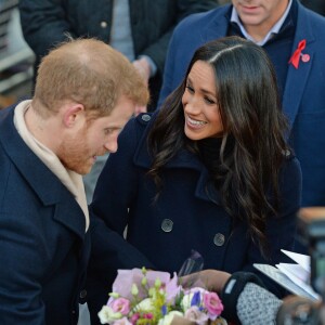 Le prince Harry et Meghan Markle (en manteau Mackage) à Nottingham le 1er décembre 2017, leur premier engagement officiel en couple après l'annonce de leurs fiançailles. Au programme, une visite de la journée contre le sida du Terrence Higgins Trust et de la Nottingham Academy qui aide des jeunes de 3 à 19 ans.