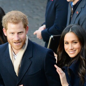 Le prince Harry et Meghan Markle (en manteau Mackage) à Nottingham le 1er décembre 2017, leur premier engagement officiel en couple après l'annonce de leurs fiançailles. Au programme, une visite de la journée contre le sida du Terrence Higgins Trust et de la Nottingham Academy qui aide des jeunes de 3 à 19 ans.