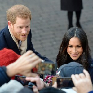 Le prince Harry et Meghan Markle (en manteau Mackage) à Nottingham le 1er décembre 2017, leur premier engagement officiel en couple après l'annonce de leurs fiançailles. Au programme, une visite de la journée contre le sida du Terrence Higgins Trust et de la Nottingham Academy qui aide des jeunes de 3 à 19 ans.