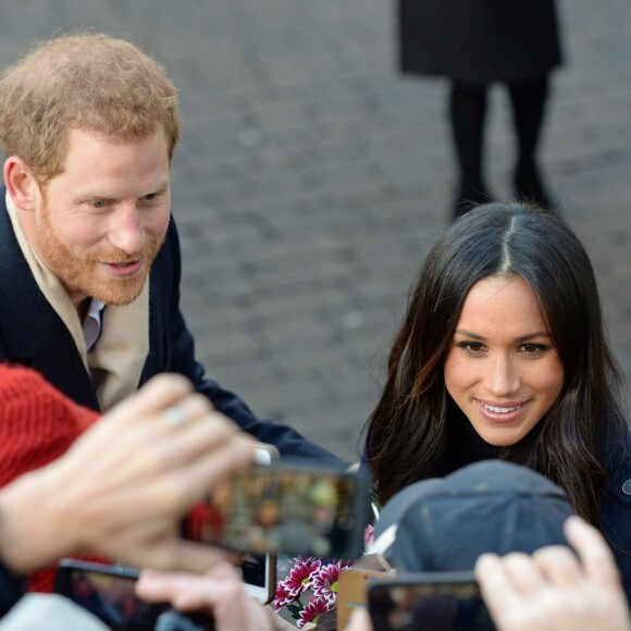 Le prince Harry et Meghan Markle (en manteau Mackage) à Nottingham le 1er décembre 2017, leur premier engagement officiel en couple après l'annonce de leurs fiançailles. Au programme, une visite de la journée contre le sida du Terrence Higgins Trust et de la Nottingham Academy qui aide des jeunes de 3 à 19 ans.