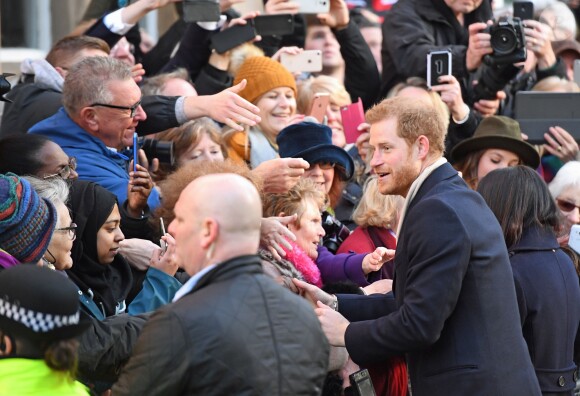 Le prince Harry et Meghan Markle (en manteau Mackage) à Nottingham le 1er décembre 2017, leur premier engagement officiel en couple après l'annonce de leurs fiançailles. Au programme, une visite de la journée contre le sida du Terrence Higgins Trust et de la Nottingham Academy qui aide des jeunes de 3 à 19 ans.