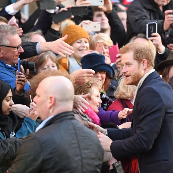 Le prince Harry et Meghan Markle (en manteau Mackage) à Nottingham le 1er décembre 2017, leur premier engagement officiel en couple après l'annonce de leurs fiançailles. Au programme, une visite de la journée contre le sida du Terrence Higgins Trust et de la Nottingham Academy qui aide des jeunes de 3 à 19 ans.
