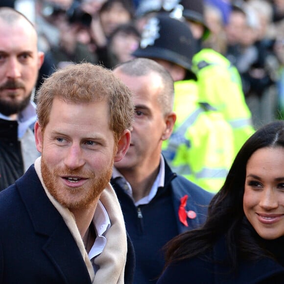 Le prince Harry et Meghan Markle (en manteau Mackage) à Nottingham le 1er décembre 2017, leur premier engagement officiel en couple après l'annonce de leurs fiançailles. Au programme, une visite de la journée contre le sida du Terrence Higgins Trust et de la Nottingham Academy qui aide des jeunes de 3 à 19 ans.