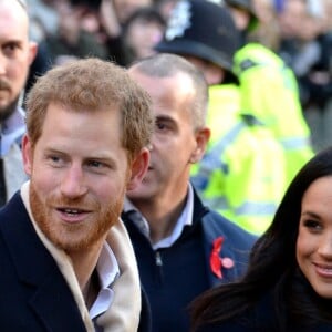 Le prince Harry et Meghan Markle (en manteau Mackage) à Nottingham le 1er décembre 2017, leur premier engagement officiel en couple après l'annonce de leurs fiançailles. Au programme, une visite de la journée contre le sida du Terrence Higgins Trust et de la Nottingham Academy qui aide des jeunes de 3 à 19 ans.