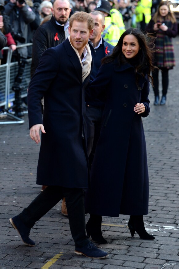 Le prince Harry et Meghan Markle (en manteau Mackage) à Nottingham le 1er décembre 2017, leur premier engagement officiel en couple après l'annonce de leurs fiançailles. Au programme, une visite de la journée contre le sida du Terrence Higgins Trust et de la Nottingham Academy qui aide des jeunes de 3 à 19 ans.