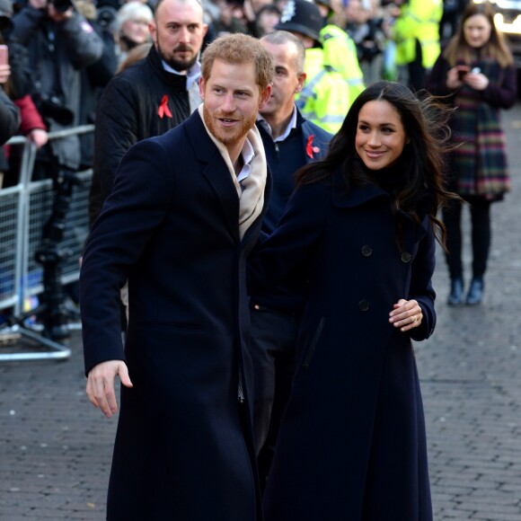Le prince Harry et Meghan Markle (en manteau Mackage) à Nottingham le 1er décembre 2017, leur premier engagement officiel en couple après l'annonce de leurs fiançailles. Au programme, une visite de la journée contre le sida du Terrence Higgins Trust et de la Nottingham Academy qui aide des jeunes de 3 à 19 ans.
