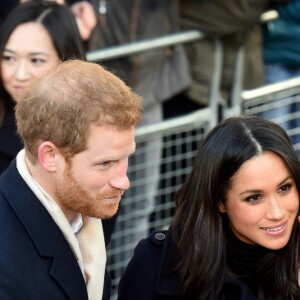 Le prince Harry et Meghan Markle (en manteau Mackage) à Nottingham le 1er décembre 2017, leur premier engagement officiel en couple après l'annonce de leurs fiançailles. Au programme, une visite de la journée contre le sida du Terrence Higgins Trust et de la Nottingham Academy qui aide des jeunes de 3 à 19 ans.